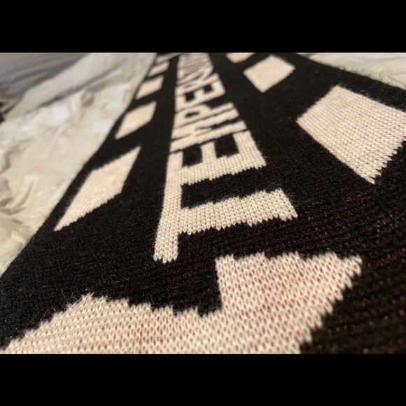 [SOLD] Off-White 2018 Scarf - Picture 3 of 4
